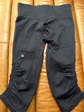 Lululemon in the flow crop II leggings size 6, navy blue